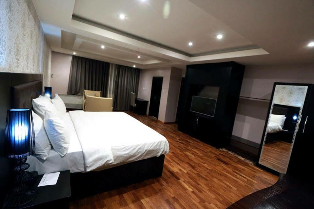 Tivoli Hotel Seafront Ikoyi Aliayabiagba ภายนอก รูปภาพ
